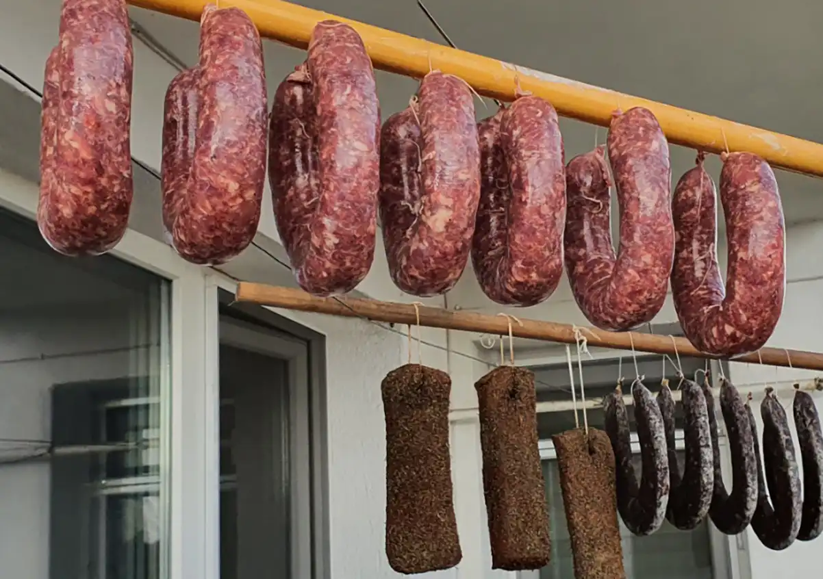 Телешки суджук с кимион и чубрица