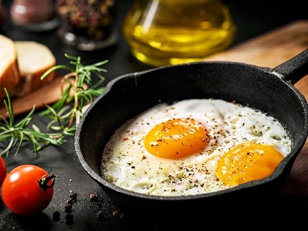 бързи пържени яйца на очи