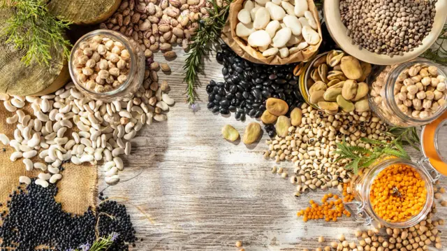 bir masa üzerine serpilmiş farklı baklagiller bir masa üzerine serpilmiş farklı baklagiller
